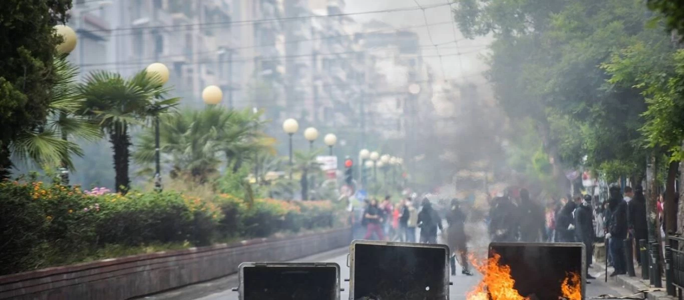 Επεισόδια στην ΑΣΟΕΕ - Πέντε τραυματίες αστυνομικοί και έξι συλλήψεις (upd)